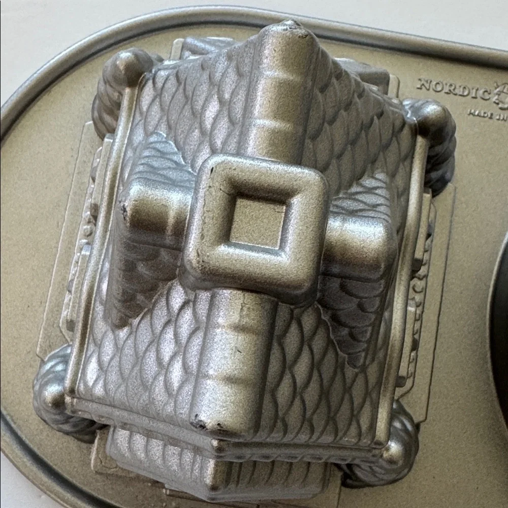 Nordic Ware Gingerbread House Duet Pan Cast Aluminum Baking Pan Holiday 5 Cups